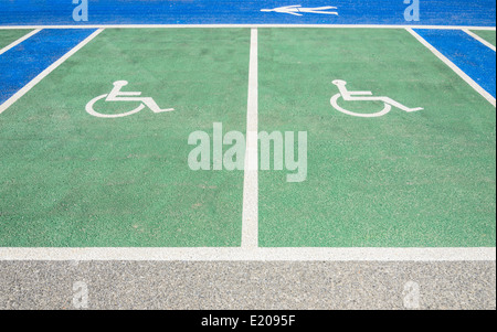 Symbole der Behinderten Parkplätze in einem Parkhaus Stockfoto