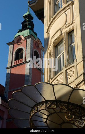 Franziskaner Kirche der Verkündigung Galeria Emporium, Urbanc Haus, Prešeren Platz. Ljubljana, Slowenien. Stockfoto