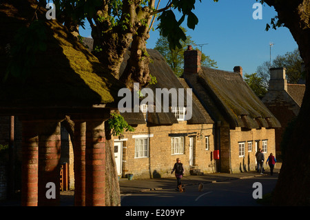 Eine Reihe von strohgedeckten Hütten im Dorf Exton. Rutland. East Midlands. UK Stockfoto