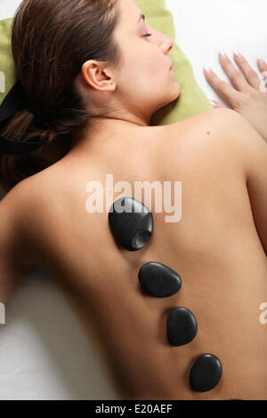 junge Frau bekommt eine hot-Stone-massage Stockfoto