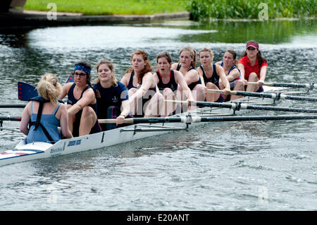 Cambridge, Cambridgeshire, Großbritannien. 11. Juni 2014.  Ein Damen acht Rennen auf dem Fluss Cam in Cambridge kann Beulen. Diese jährlichen Ruder-Event zwischen Universität findet über vier Tage und endet am Samstag, 14. Juni. Bildnachweis: Colin Underhill/Alamy Live-Nachrichten Stockfoto