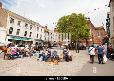 Leute sitzen auf dem Stadtplatz am Markttag, Bridport, Dorset England UK Stockfoto