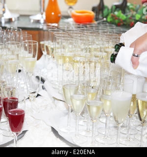 Champagner im Restaurant serviert Stockfoto
