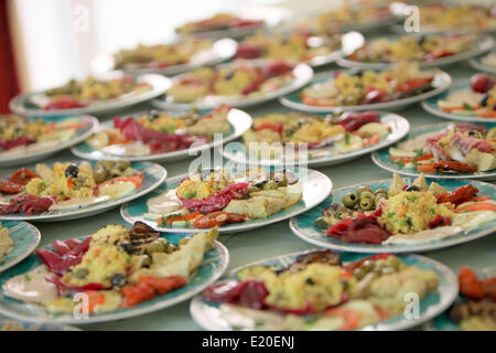 Viele leckere Vorspeisen auf Platten Stockfoto