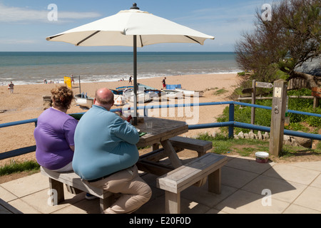 Adipositas - Fettleibigkeit paar am Strand, UK Stockfoto
