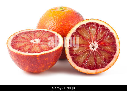 Voll- und zwei Hälfte der blutroten Orangen Stockfoto