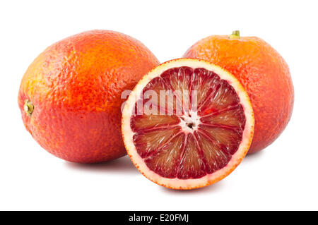 Voll- und zwei Hälfte der blutroten Orangen Stockfoto