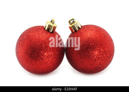 Rote Weihnachtskugeln auf weißem Hintergrund Stockfoto