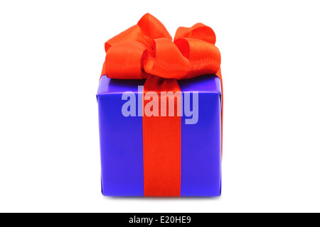 Geschenkbox mit roter Schleife auf weißem Hintergrund Stockfoto