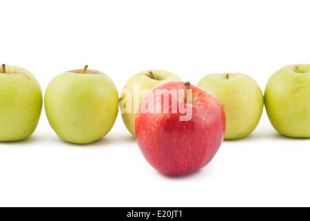 Roten Apfel vor dem Grün auf weiß Stockfoto