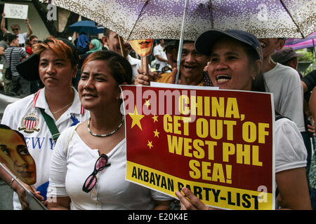 Makati, Philippinen. 12. Juni 2014. Eine Gruppe von Demonstranten skandierten Parolen gegen die chinesischen Einfälle in West Philippinensee. Demonstranten aus unterschiedlichen Gruppen statt eine Protestkundgebung vor der chinesischen Botschaft in Buendia, Makati gegen Chinas angeblich aggressive rund um das Südchinesische Meer und die Gebäude der chinesischen Strukturen auf Inseln innerhalb der ausschließlichen Wirtschaftszone Philippinen bewegt. (Foto: J Gerard Seguia/Pacific Press/Alamy Live-Nachrichten) Stockfoto