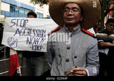 Makati, Philippinen. 12. Juni 2014. Ein Demonstrant gekleidet wie ein 1800 Guardia Civil bei einem Protest gegen die chinesische Einfälle in West Philippinensee. Demonstranten aus unterschiedlichen Gruppen statt eine Protestkundgebung vor der chinesischen Botschaft in Buendia, Makati gegen Chinas angeblich aggressive rund um das Südchinesische Meer und die Gebäude der chinesischen Strukturen auf Inseln innerhalb der ausschließlichen Wirtschaftszone Philippinen bewegt. (Foto: J Gerard Seguia/Pacific Press/Alamy Live-Nachrichten) Stockfoto