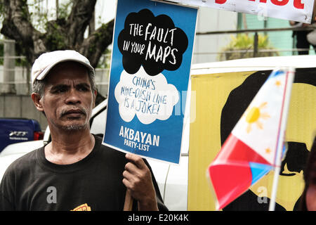 Makati, Philippinen. 12. Juni 2014. Ein Demonstrant hält ein Plakat gegen Chinas neun gestrichelte Linie. Demonstranten aus unterschiedlichen Gruppen statt eine Protestkundgebung vor der chinesischen Botschaft in Buendia, Makati gegen Chinas angeblich aggressive rund um das Südchinesische Meer und die Gebäude der chinesischen Strukturen auf Inseln innerhalb der ausschließlichen Wirtschaftszone Philippinen bewegt. (Foto: J Gerard Seguia/Pacific Press/Alamy Live-Nachrichten) Stockfoto