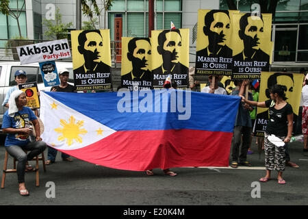 Makati, Philippinen. 12. Juni 2014. Demonstranten vor der chinesischen Botschaft in Buendia, Makati. Demonstranten aus unterschiedlichen Gruppen statt eine Protestkundgebung vor der chinesischen Botschaft in Buendia, Makati gegen Chinas angeblich aggressive rund um das Südchinesische Meer und die Gebäude der chinesischen Strukturen auf Inseln innerhalb der ausschließlichen Wirtschaftszone Philippinen bewegt. (Foto: J Gerard Seguia/Pacific Press/Alamy Live-Nachrichten) Stockfoto