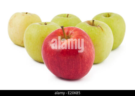 Roten Apfel vor dem vielen Grün auf weiß Stockfoto