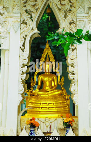 Der goldene Buddha auf einem Hintergrund Stockfoto