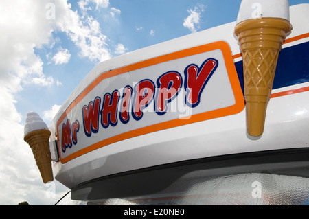 Herr stark Eis van Glocken Glockenspiel vans weichen dienen Cremes Kegel Kegel 99 Flocke Kindheitserinnerungen Stockfoto