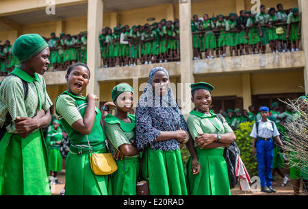 Ijebu Ode, Nigeria. 11. Juni 2014. Schüler des Gymnasiums das muslimische Mädchen sind in Ijebu-Ode, Nigeria, 11. Juni 2014 abgebildet. Die muslimische Mädchen, die das öffentliche sekundäre Mädchen Schule besuchen sind zwischen 11 und 18 Jahren. Am Donnerstag, während seines dreitägigen Besuchs in Nigeria Bundesminister für wirtschaftliche Zusammenarbeit und Entwicklung Gerd Müller (CSU) angekündigt, dass Deutschland das Land mit einem oder 2 Millionen Euro Schulen vor terroristischen Angriffen zu schützen bieten wird. Die Entscheidung ist ein Ergebnis der Entführung von mehr als 200 SchülerInnen durch Islamisten. Foto: HANNIBAL/Dpa/Alamy Live News Stockfoto