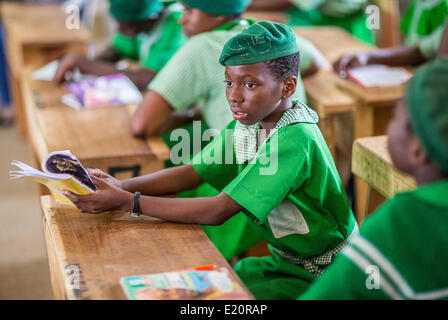 Ijebu Ode, Nigeria. 11. Juni 2014. Schüler des Gymnasiums das muslimische Mädchen sind in Ijebu-Ode, Nigeria, 11. Juni 2014 abgebildet. Die muslimische Mädchen, die das öffentliche sekundäre Mädchen Schule besuchen sind zwischen 11 und 18 Jahren. Am Donnerstag, während seines dreitägigen Besuchs in Nigeria Bundesminister für wirtschaftliche Zusammenarbeit und Entwicklung Gerd Müller (CSU) angekündigt, dass Deutschland das Land mit einem oder 2 Millionen Euro Schulen vor terroristischen Angriffen zu schützen bieten wird. Die Entscheidung ist ein Ergebnis der Entführung von mehr als 200 SchülerInnen durch Islamisten. Foto: HANNIBAL/Dpa/Alamy Live News Stockfoto