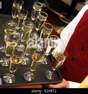 Kellner servieren Champagner - Quadrat Stockfoto