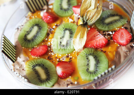 Dessert mit Erdbeeren und Kiwis Stockfoto
