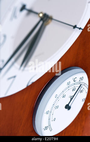 Uhr und Thermometer. Stockfoto