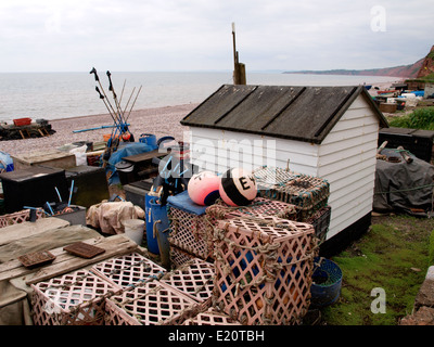 Fischers Ausrüstung am Strand von Budleigh Salterton, Devon, UK Stockfoto