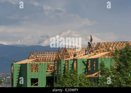 Broomfield, Colorado - Arbeiter bauen eine neue Wohnsiedlung unter den Rocky Mountains in Denver die schnell wachsenden Vororte. Stockfoto