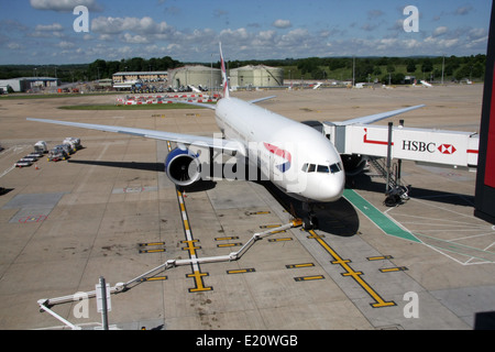 eine British Airways Boeing 777 auf seinem Stand auf dem Flughafen London Gatwick Stockfoto