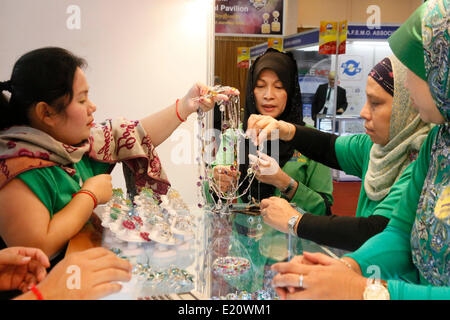 (140612)--PHNOM PENH, 12. Juni 2014 (Xinhua)--Menschen betrachten Sie Edelsteine und Schmuck während einer Ausstellung in Phnom Penh, Kambodscha, 12. Juni 2014. Die sechste Ausgabe von Edelsteinen und Schmuck fair startete hier Donnerstag mit dem Ziel, Kambodschas im Entstehen begriffenen Edelsteine und Schmuck-Industrie zu fördern, sagte der stellvertretende Ministerpräsident Men Sam An. (Xinhua/Phearum) Stockfoto