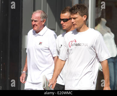 Wimbledon London UK. 12. Juni 2014. Australischer Tennisspieler Lleyton Hewitt mit Sonnenbrille zu Fuß in der Mitte mit seinem Trainer Tony Roche und ein Freund in Wimbledon Credit: Amer Ghazzal/Alamy Live-Nachrichten Stockfoto