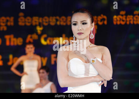 (140612)--PHNOM PENH, 12. Juni 2014 (Xinhua)--Modelle zeigen Edelsteine und Schmuck während einer Ausstellung in Phnom Penh, Kambodscha, 12. Juni 2014. Die sechste Ausgabe von Edelsteinen und Schmuck fair startete hier Donnerstag mit dem Ziel, Kambodschas im Entstehen begriffenen Edelsteine und Schmuck-Industrie zu fördern, sagte der stellvertretende Ministerpräsident Men Sam An. (Xinhua/Sovannara) Stockfoto