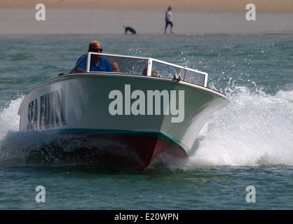 Sea Fury, eines der kommerziellen Schnellboote geben Fahrten entlang der Mündung des Flusses Camel von Padstow, Cornwall, UK Stockfoto