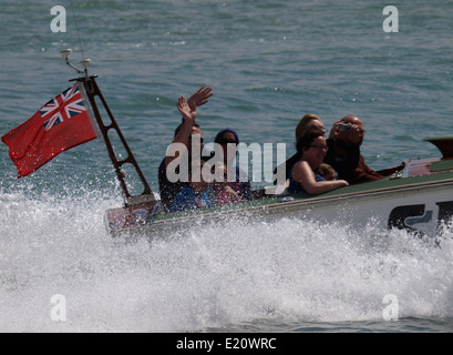 Passagiere auf einem von der kommerziellen Schnellboote geben Fahrten entlang der Mündung des Flusses Camel von Padstow, Cornwall, UK Stockfoto