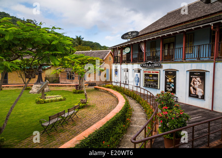 Geschäfte im Island Village Shopping Center in Ocho Rios, Jamaika. Stockfoto