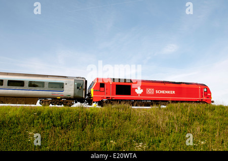 DB Schenker Klasse 67 Diesel Lokomotive Nr. 67018 "Keith Heller" treibt eine Chiltern Railways Mainline train, Warwickshire, UK Stockfoto