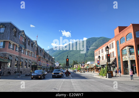 Straßenansicht der berühmten Banff Avenue in einem sonnigen Sommertag in Banff, Alberta Stockfoto