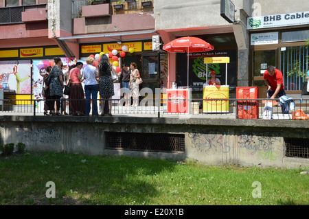 Versammelt, um den Zollbehörden bei der Eröffnung der Geschäfte in der Stadt-12. Juni 2014, war es ein Werbemaßnahmen für Förderung Stockfoto