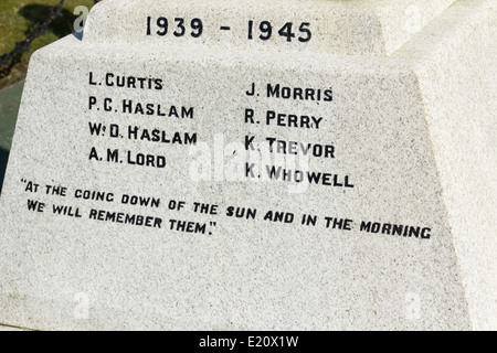 Namen auf das Kriegerdenkmal auf dem Kirchhof von St. Peter, die Pfarrei Kirche von Belmont, Lancashire eingeschrieben. Stockfoto