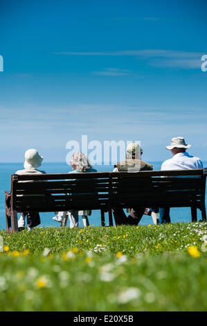 Aberystwyth Wales UK, Donnerstag, 12. Juni 2014 mit Temperaturen bis zu 18 C (64F) unter klaren, blauen Himmel, eine Gruppe von 4 vier ältere Leute sitzen auf einer Bank genießen das warme sonnige Juni Wetter in Aberystwyth auf der West-Wales Küste UK.   Temperaturen werden voraussichtlich morgen wieder um 2-3 Grad steigen, bevor mehr verunsichert Wetter bewegt sich über das Wochenende-Foto © Keith Morris Stockfoto