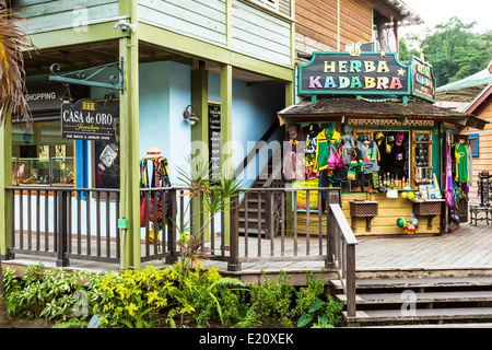 Geschäfte im Island Village Shopping Center in Ocho Rios, Jamaika. Stockfoto