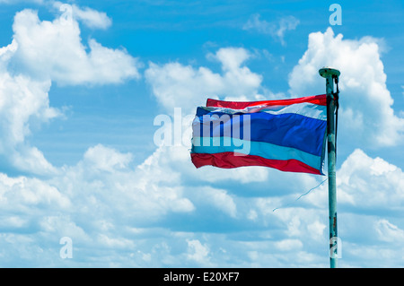 wehende thailändische Flagge von Thailand mit blauen bewölkten Himmelshintergrund Stockfoto