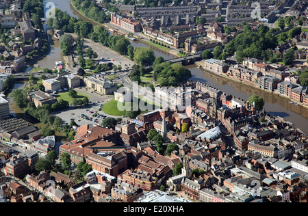 Luftbild York Stadtzentrum, mit der berühmten York Castle Museum & Jorvik Center, Yorkshire UK Stockfoto