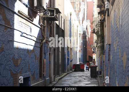 asiatischer Mann Rauchen in einer Gasse Chinatown, Sydney, Nsw, Australien Stockfoto