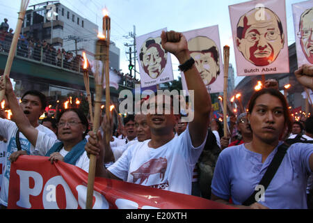 Manila, Philippinen. 12. Juni 2014. Ehemaliger Kongressabgeordneter Teddy Casiño zusammen mit anderen Gruppenleiter marschierten in Richtung Mendiola in Manila an der Luft ihre Abscheu gegen die Aquino-Regierung. Mehrere hundert Demonstranten verschiedene Protestkundgebungen aller Metro Manila markieren den Philippinen 116. Independence Day statt. Verschiedene Gruppen gefordert, Rechenschaftspflicht und Transparenz in Bezug auf die Korruptionsskandale der hohen Regierungsbeamten ranking. Bildnachweis: Pazifische Presse/Alamy Live-Nachrichten Stockfoto