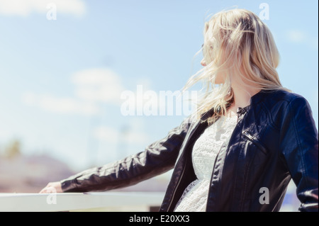 Modische schöne junge blonde trägt eine Lederjacke, warmen, sonnigen Tag Stockfoto