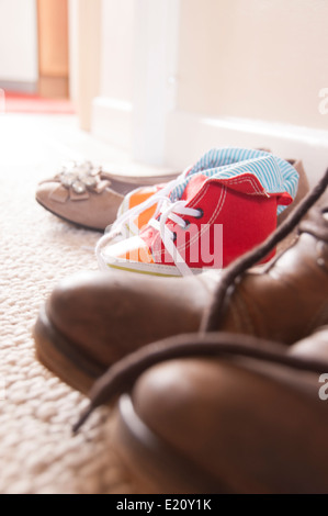 Babyschuhe aufgereiht mit Familien Schuhe Stockfoto