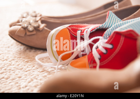 Babyschuhe aufgereiht mit Familien Schuhe Stockfoto