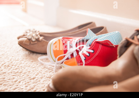 Babyschuhe aufgereiht mit Familien Schuhe Stockfoto