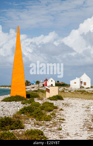 Roten Slave Hütten und orange Obelisk auf Bonaire. Blauer Himmel mit schön geschwollene Wolkenformationen. Stockfoto